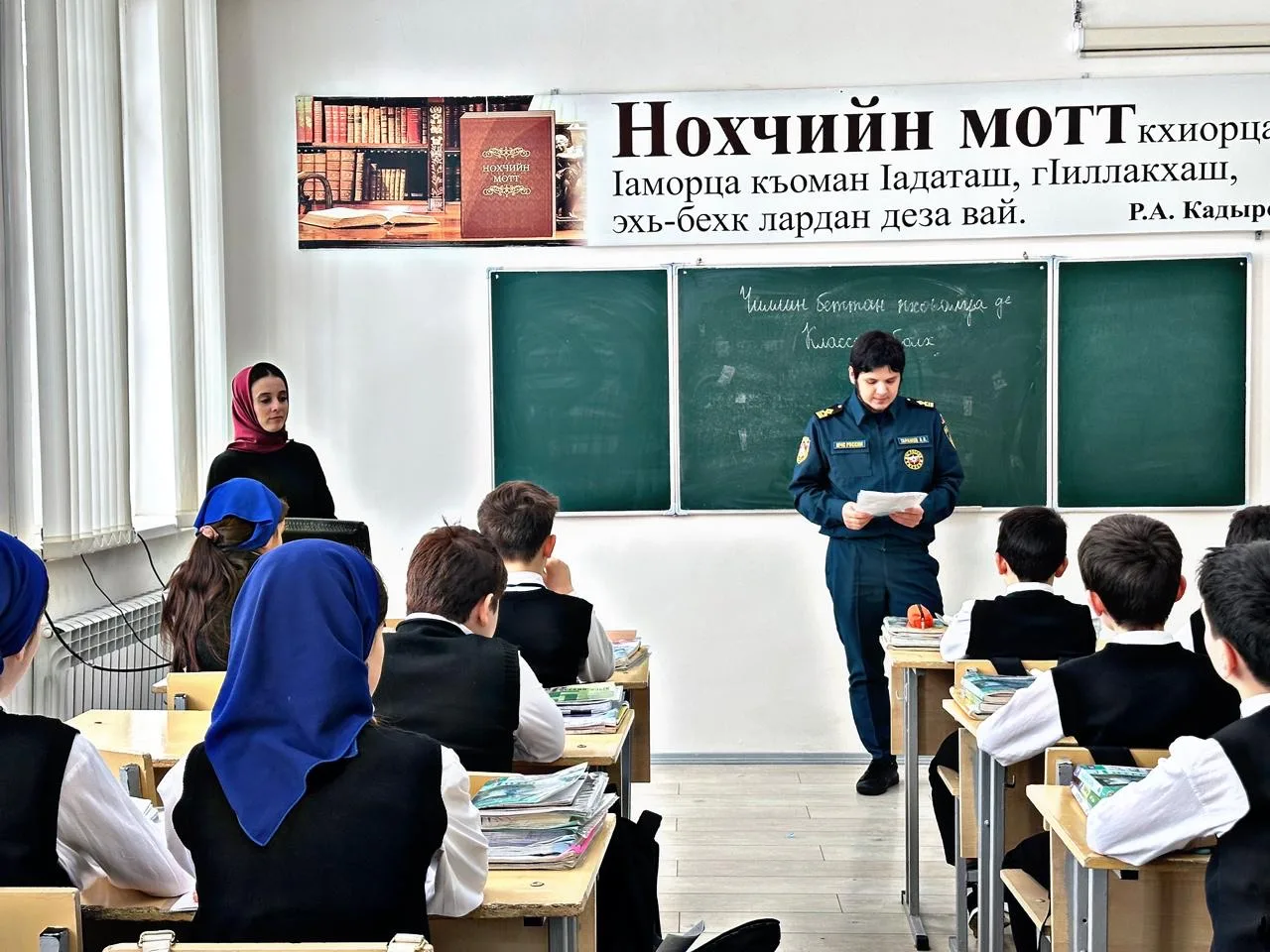 В нашей школе прошла профилактическая беседа по вопросам безопасности. Сотрудник МЧС Тарамов Акраман