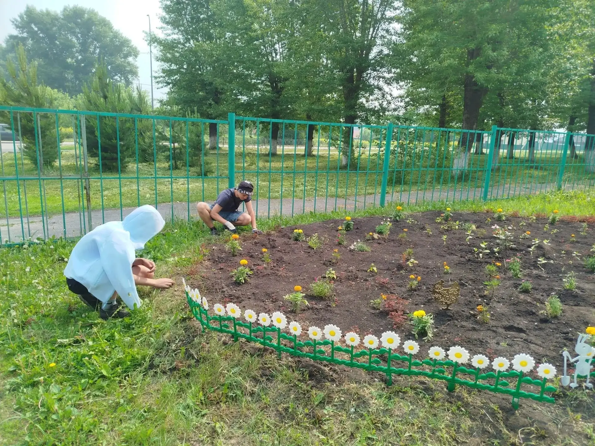 Снова в деле! 🔥

Сегодня в нашем школьном трудовом лагере - очередной боевой день. Глядя на ребят, 