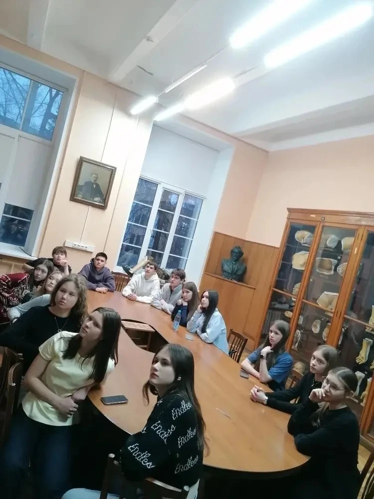 Путешествие сквозь века и высоты! Наши десятиклассники в Москве! 🌃   Вчера ребята побывали на кафедр