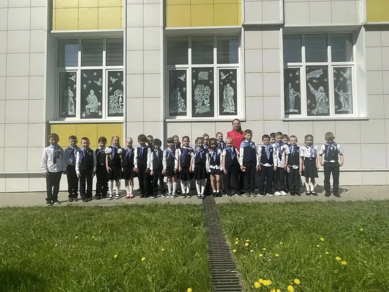 🕊️ Ученики нашей школы приняли участие во Всероссийской акции "Окна Победы" - 2026.                 