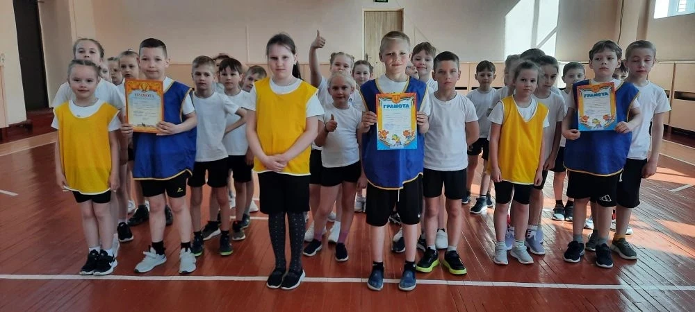 В эстафете среди 1 классов победил 1-В класс! Поздравляем! 🏆 Желаем всем новых Побед! ...