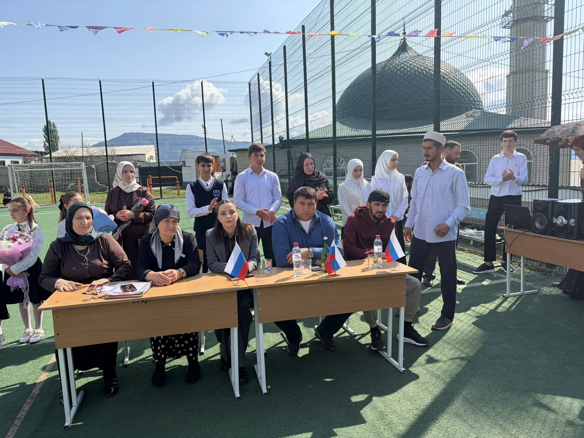 Сегодня школьный двор вновь наполнился смехом, цветами и музыкой. Для кого-то это долго...