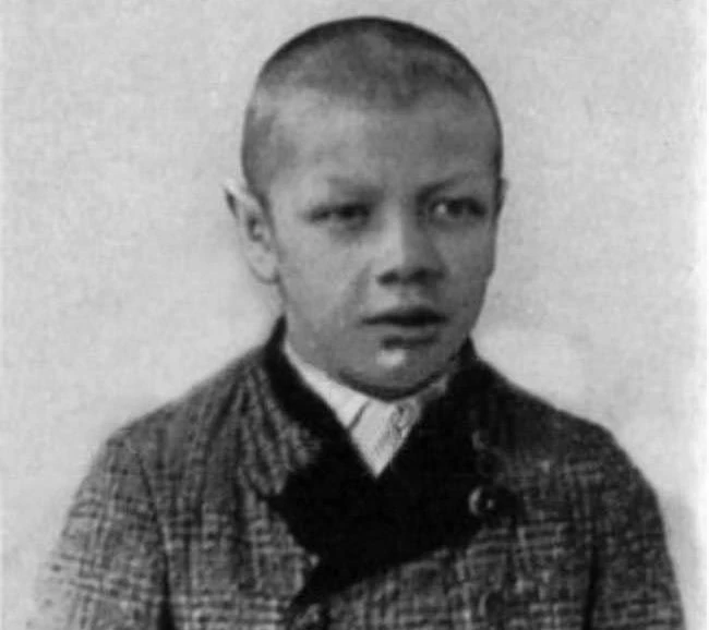 Он был и карликом, и гигантом

В истории медицины есть уникальный случай, который до сих пор удивляе