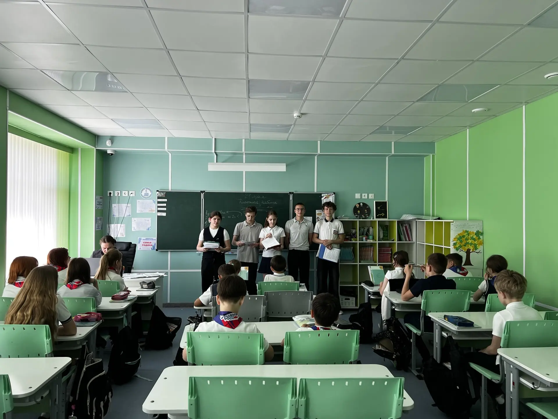Сегодня в школе N104 прошли выпускные Орлят России.   К ребятам пришли их наставники активисты Движе