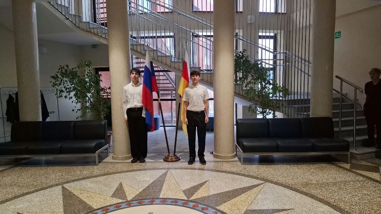 🇷🇺Традиционная утренняя линейка - исполнение гимна и вынос флага Российской Федерации.