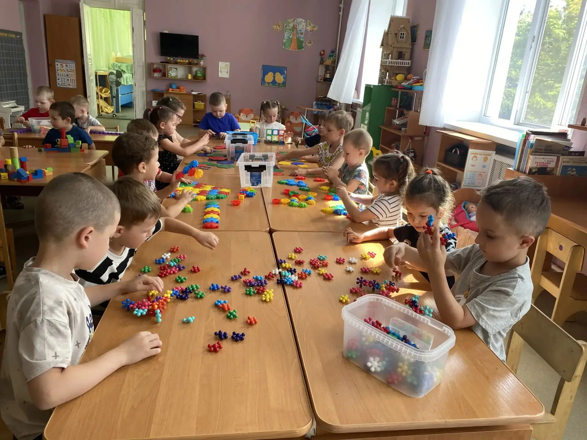 В саду у нас — веселье, смех,
Лето балует всех!
Под кустиком — улитка,
Ползёт она не прытко.

В песо