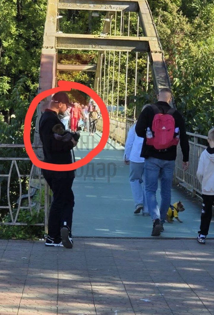 На пешеходном мосту в Горячем Ключе предлагают сфотографироваться с животными