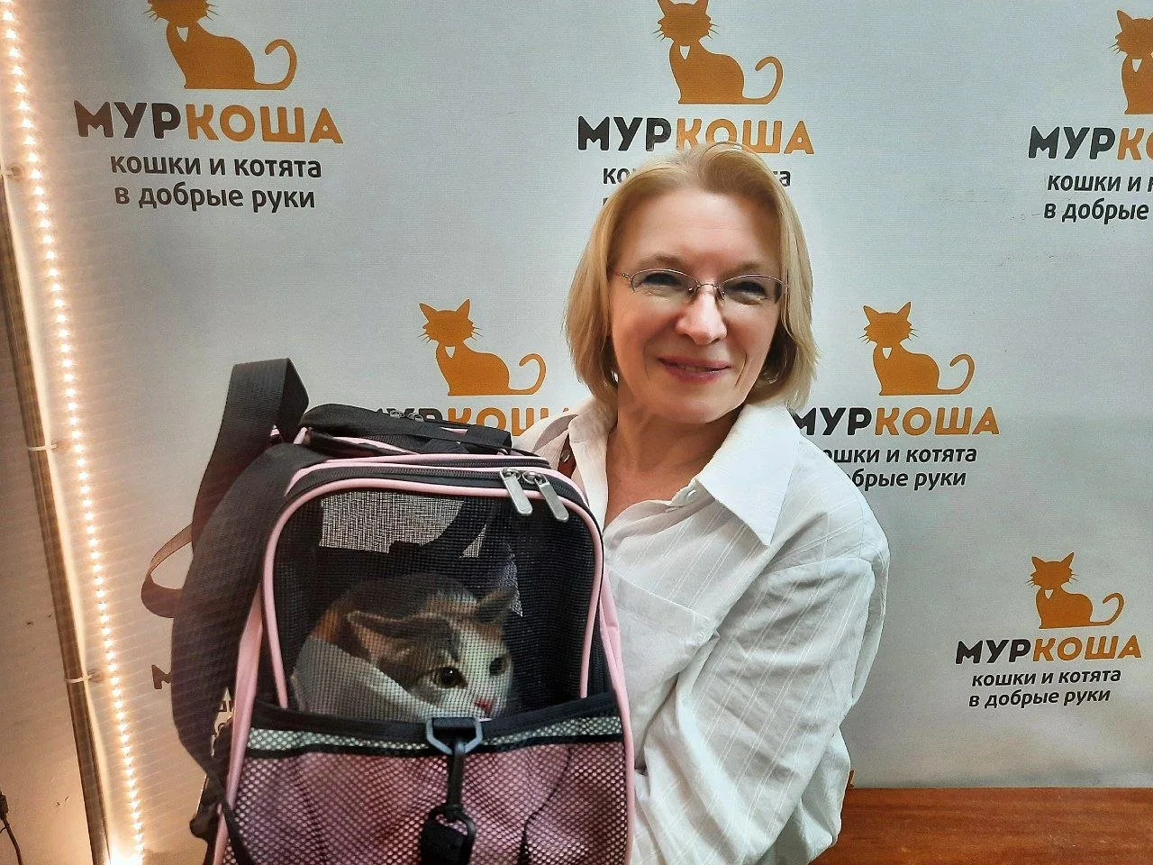 Вот и праздничная счастливица. Милая Лоскута становится домашней любимицей! 🎉
Желаем кошечке и её х
