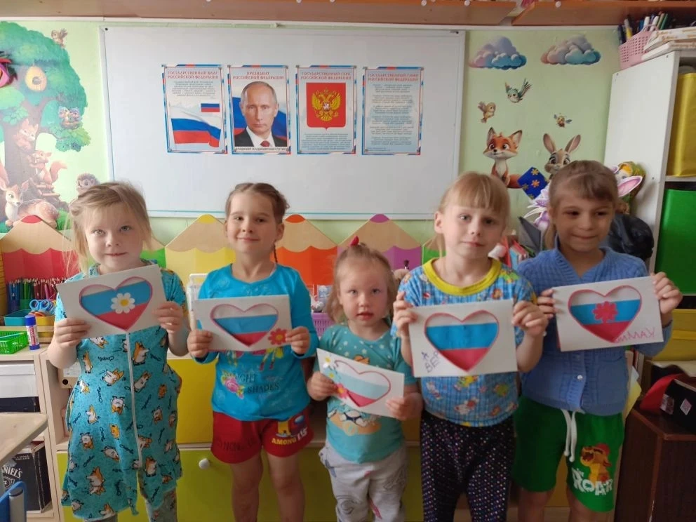 Сегодня в нашей «Творческой мастерской» состоялось занятие, посвященное Дню России. Дети узнали мног