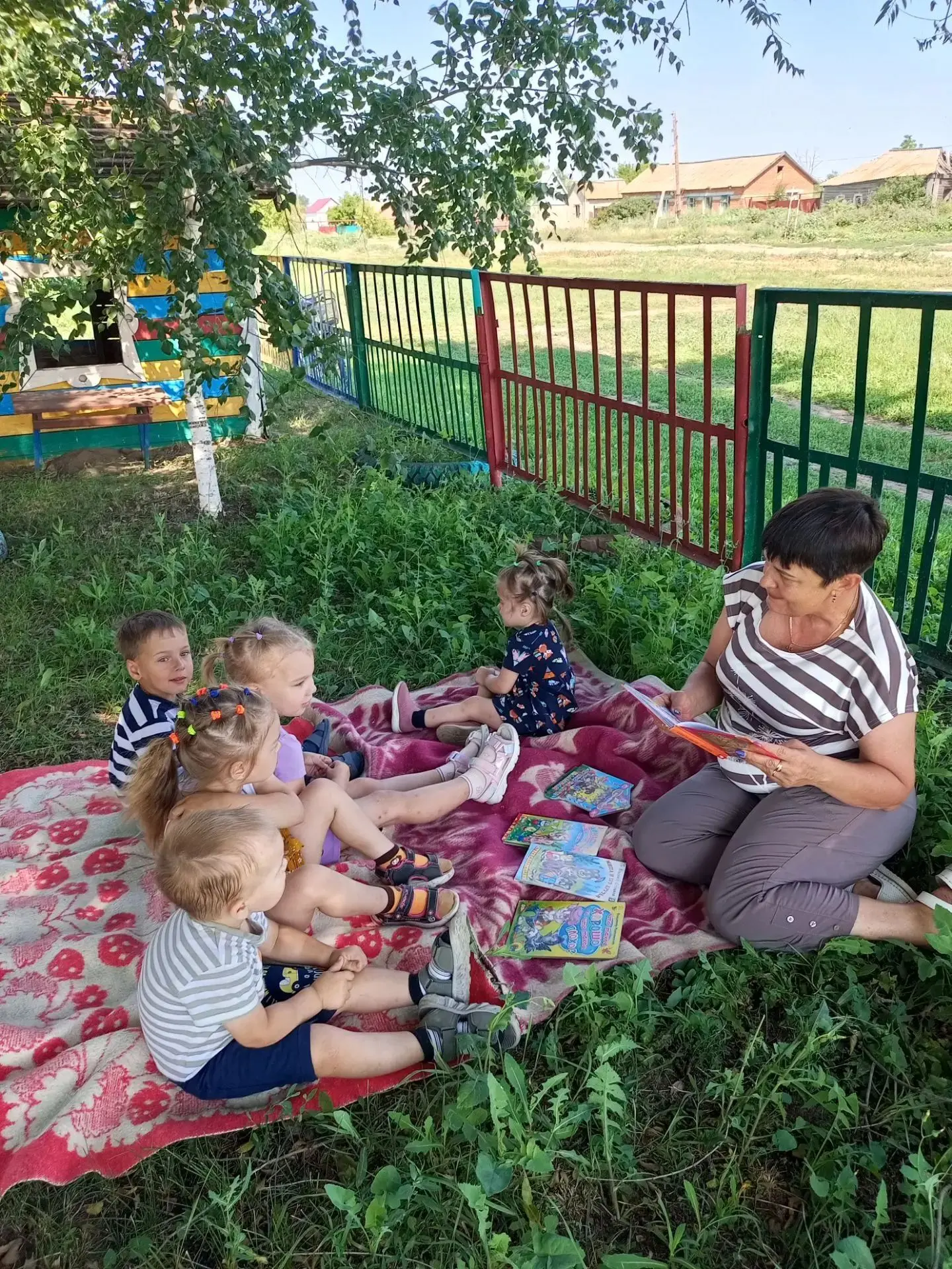 Новозахаркинский сельский библиотекарь Белисенева Галина Владимировна посетила детский сад " Солнышк