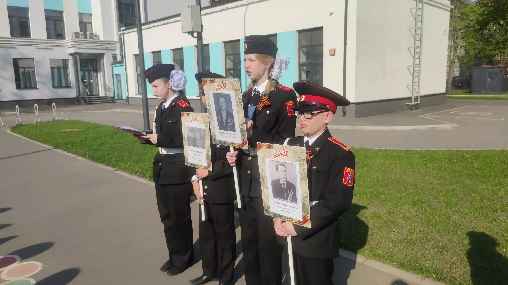 БЕССМЕРТНЫЙ ПОЛК 🇷🇺  В корпусе школы на ул. Коминтерна, д. 4 корп. 1 среди кадетских классов прошла 