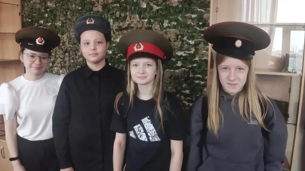 В первые дни каникул, ребята посетили наш школьный музей болевой славы. С большим интересом рассмотр