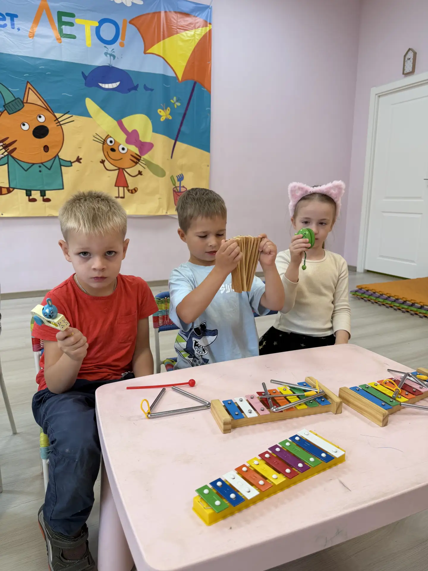 Сегодня новый день, и в нашем саду прошло музыкальное занятие! Тематика недели-дружба, ...