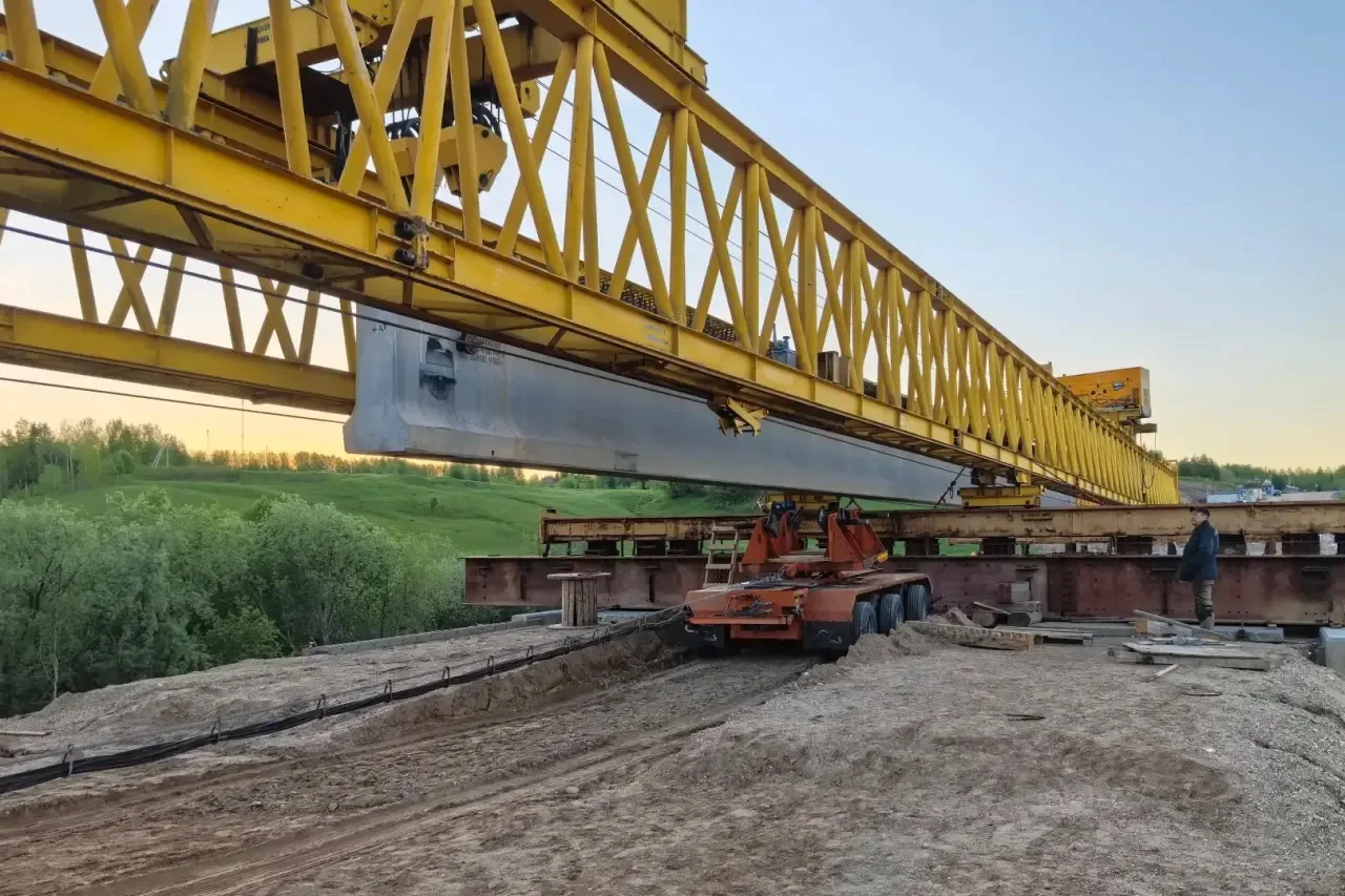 На мосту через реку Вождоромку, расположенном на 61-м километре автодороги Архангельск ...