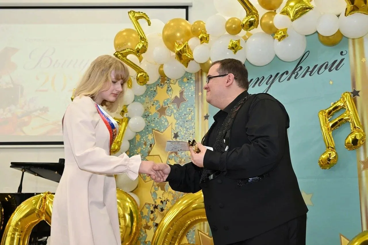 🔔 Музыка, цветы и шары: в Ступинской детской школе искусств прошел выпускной  В большом зале Ступинс