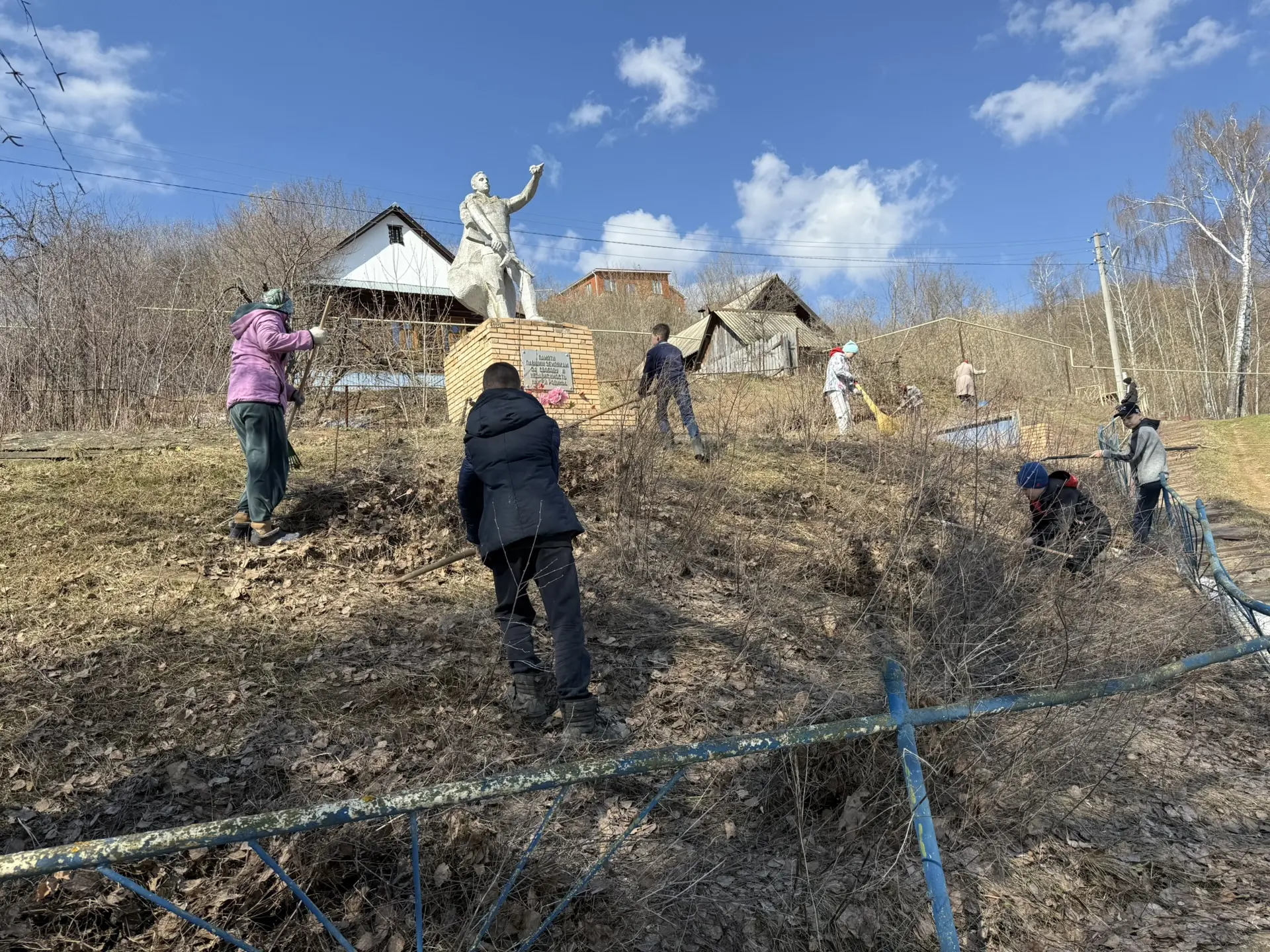 Вчера привели в порядок памятные места, которые хранят нашу историю и память 🙏🇷🇺