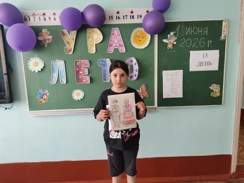 Сегодня день начался с торжественной линейки и бодрой музыкальной  зарядки. В рамках «Минутки здоров