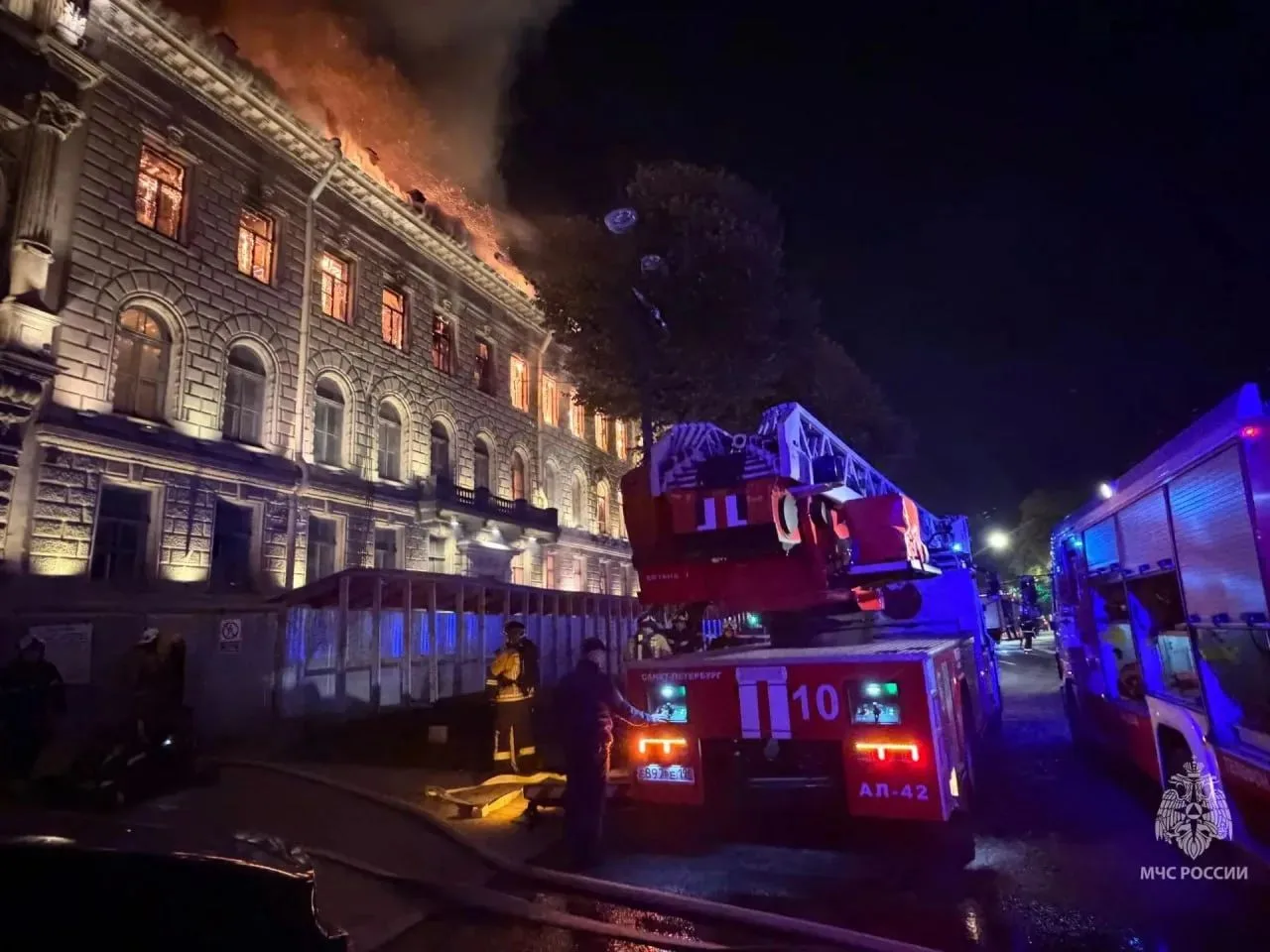 🔥 ЧП в самом сердце Петербурга: у Исаакиевского собора полыхает исторический особняк М...