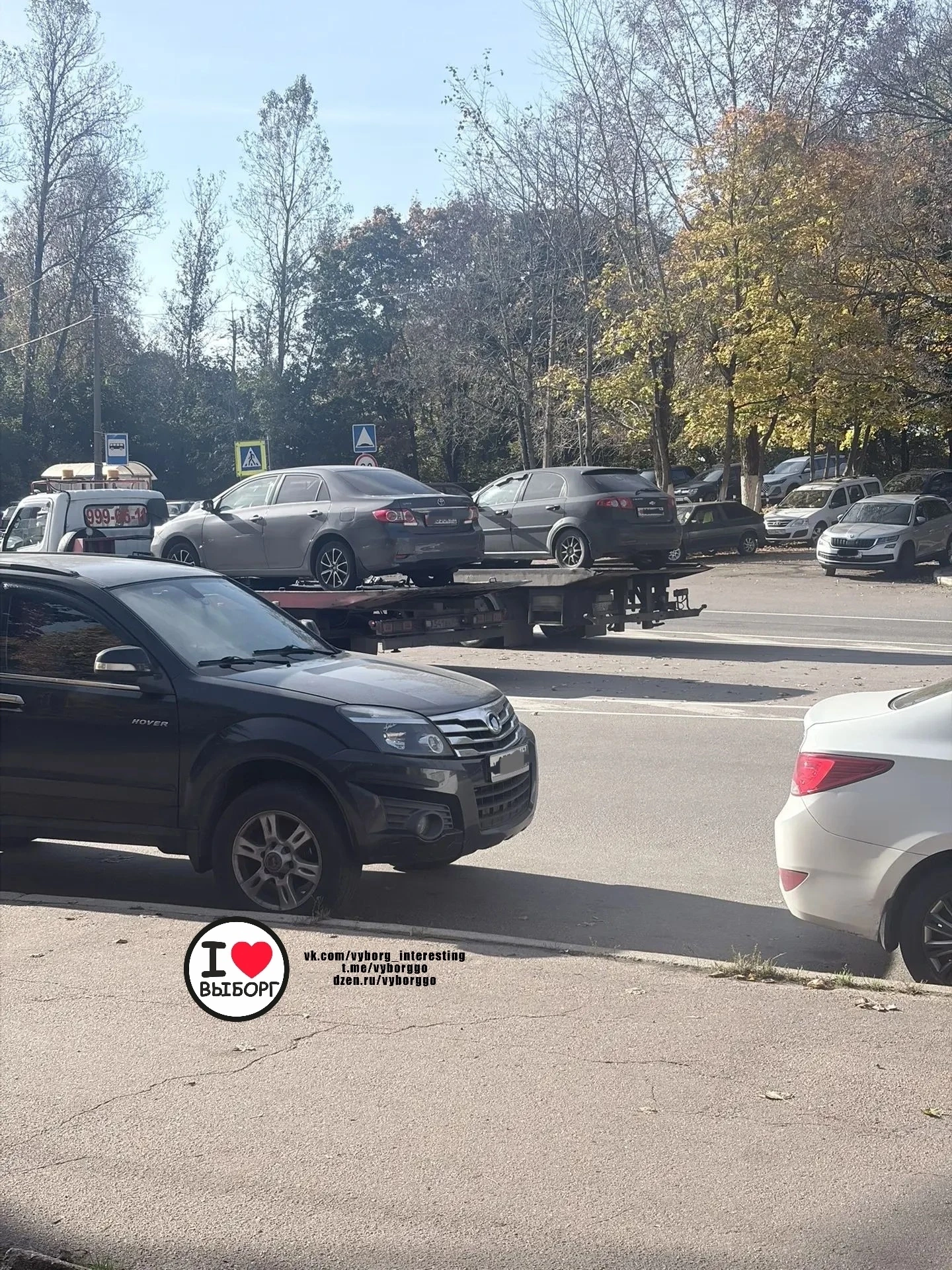 Эвакуаторы снова увозить автомобили у ВСЗ.