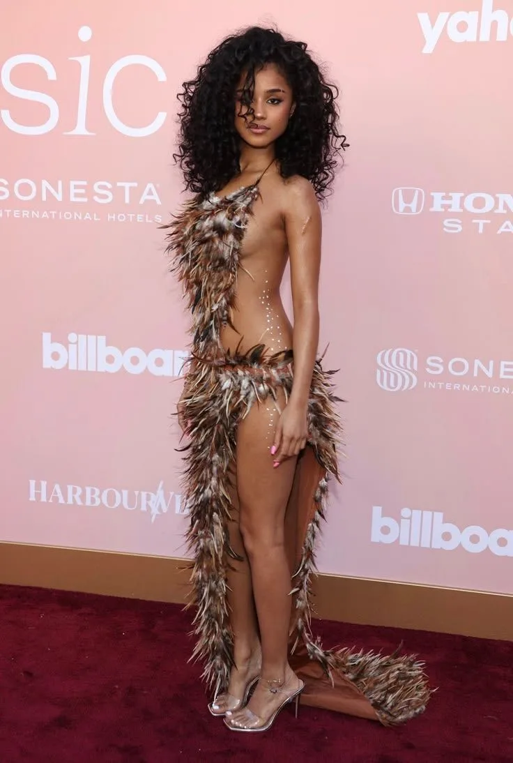 Смелый образ на красной дорожке Billboard Music Awards: Тейяна Тейлор в экстравагантном...