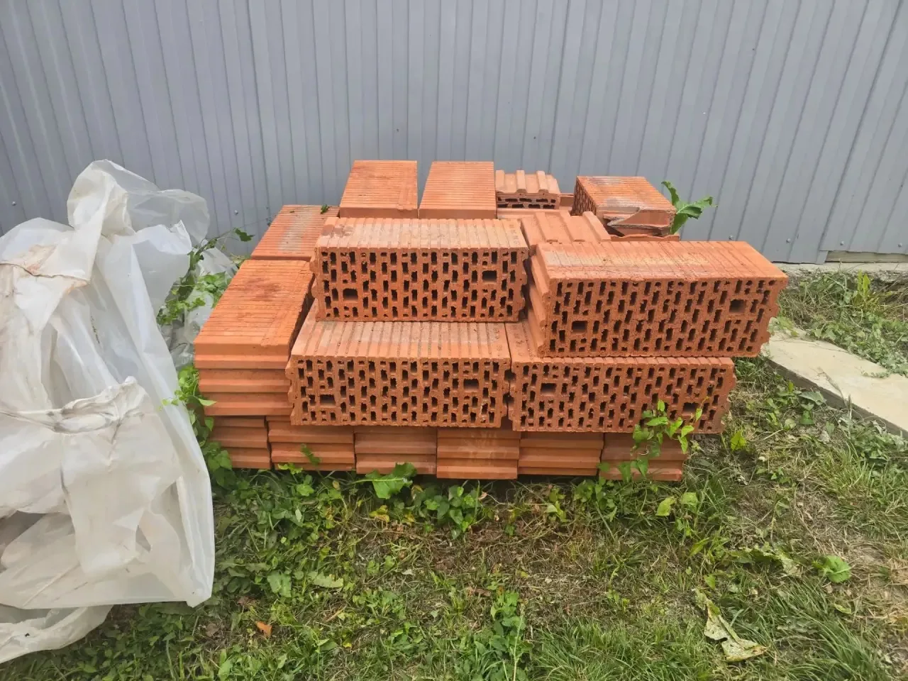 Продаю остатки керамического блока Poromax-200. 28 штук, цена 180р за 1 блок. Самовывоз...