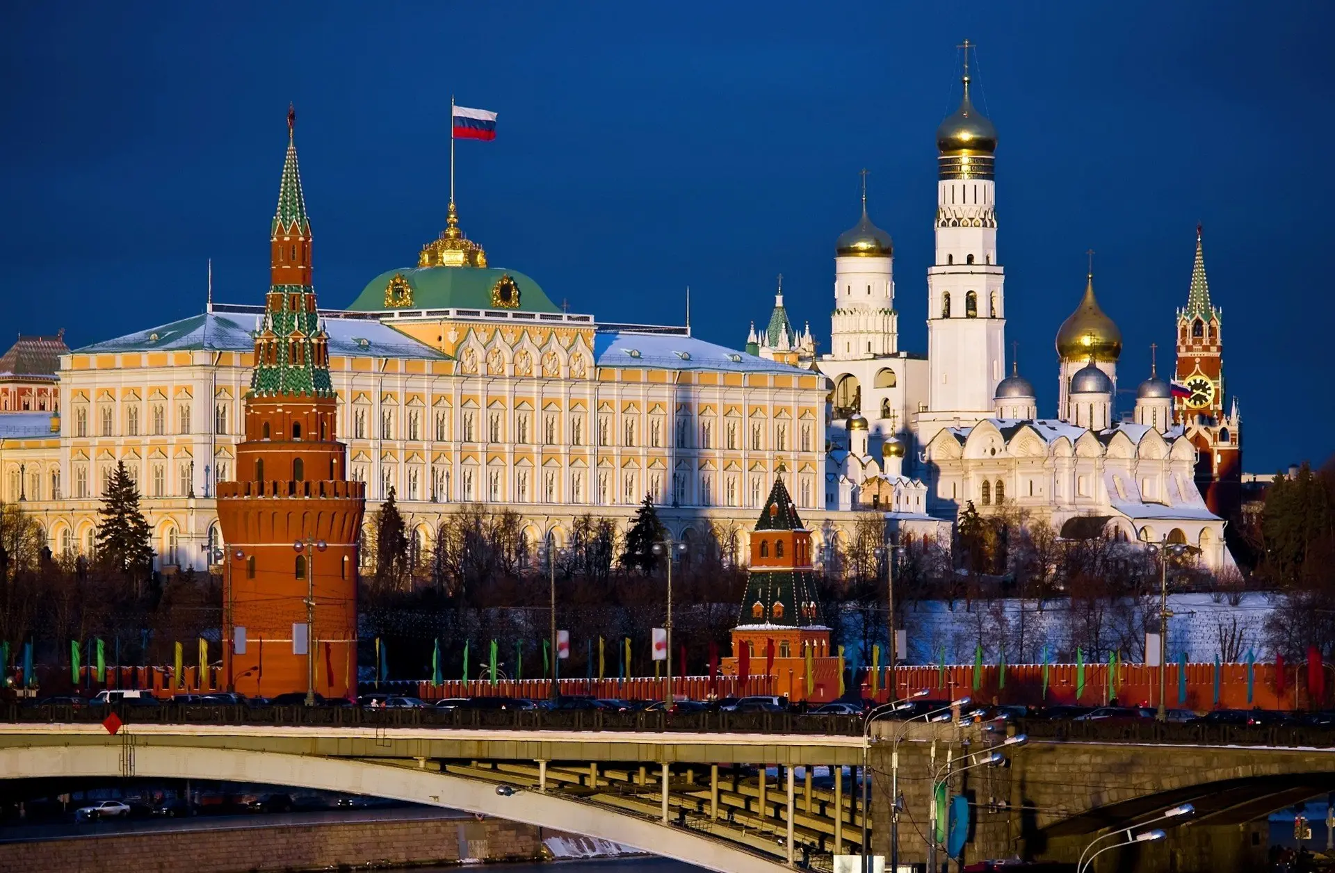 Владимир Путин выступил на втором этапе XXIII съезда «Единой России». Встретили его сто...