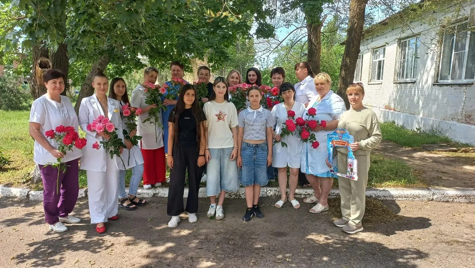 В преддверии Дня медика воспитанники лагеря "Мечта" поздравили медперсонал п. Гигант с ...