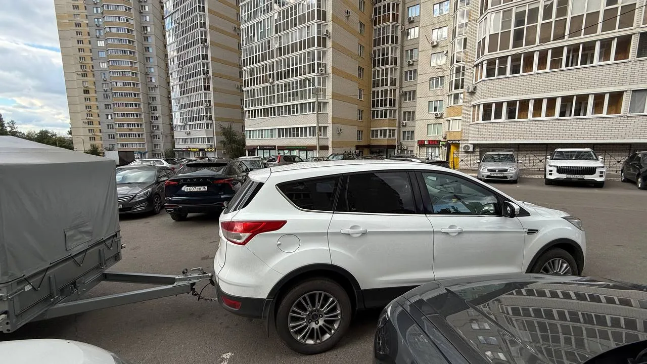 Чья машина с прицепом? Я не могу выехать