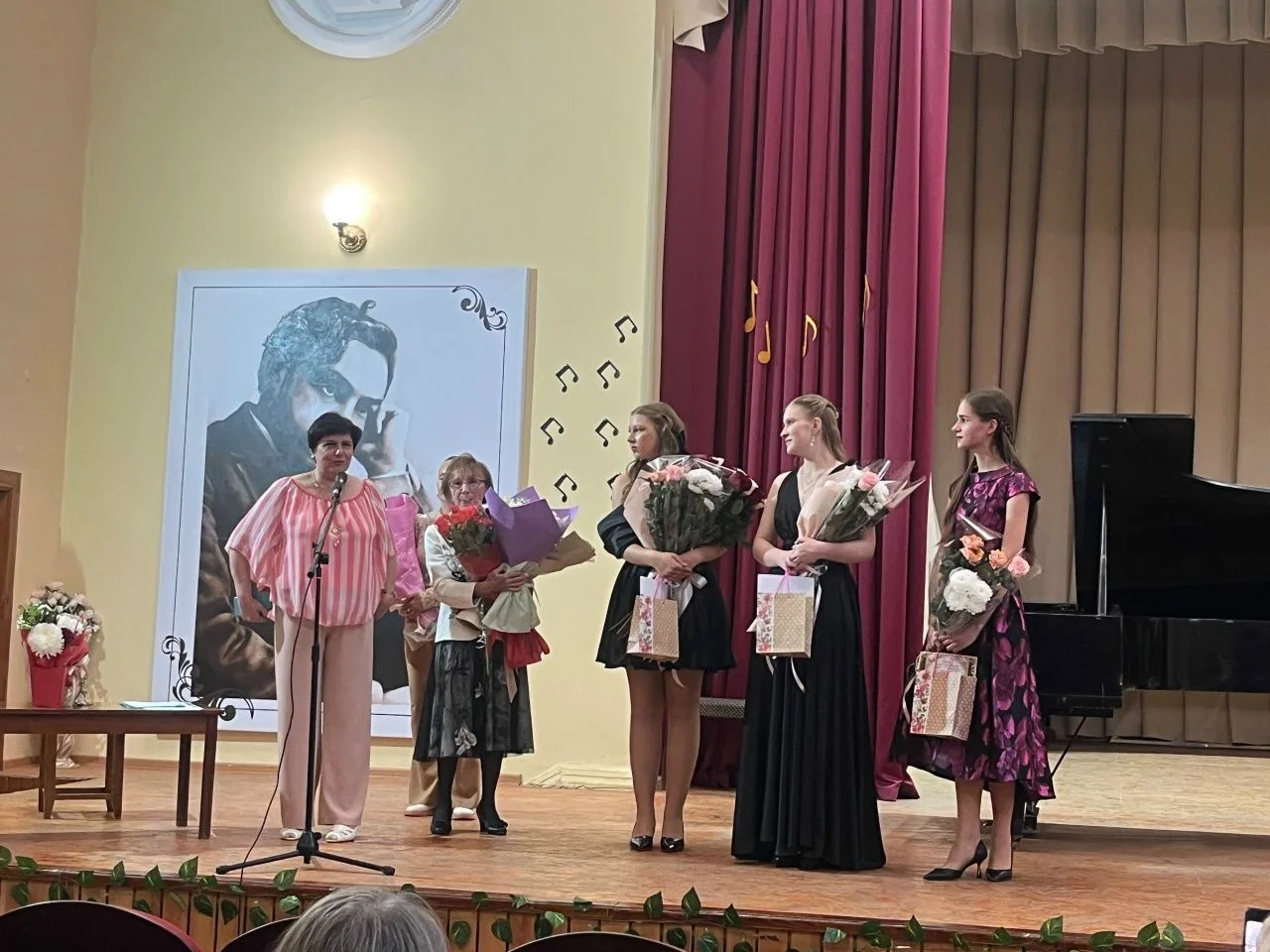 8 июня в нашей музыкальной школе состоялся вечер классической фортепианной музыки. Солистки - выпуск
