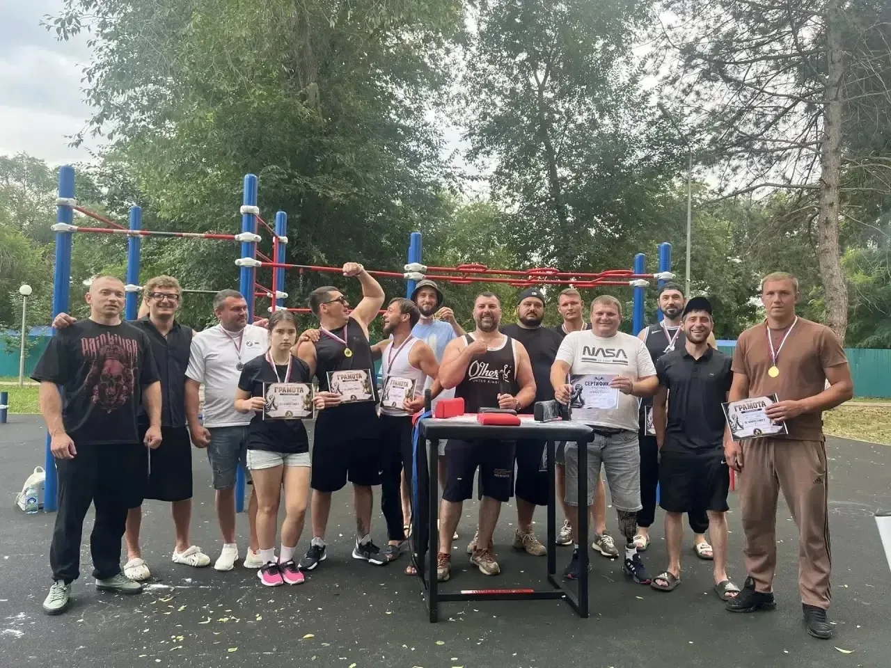 В центральном парке села Кочубеевского прошел турнир по армрестлингу. Соревнования собрали 14 спортс