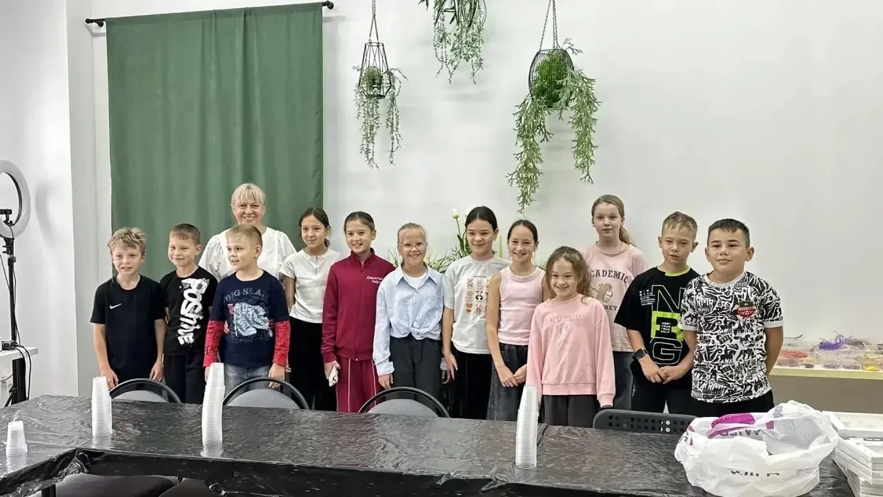 🎨 Творчество без границ: как 4 «А» покорил нетрадиционные техники рисования! 🖌️