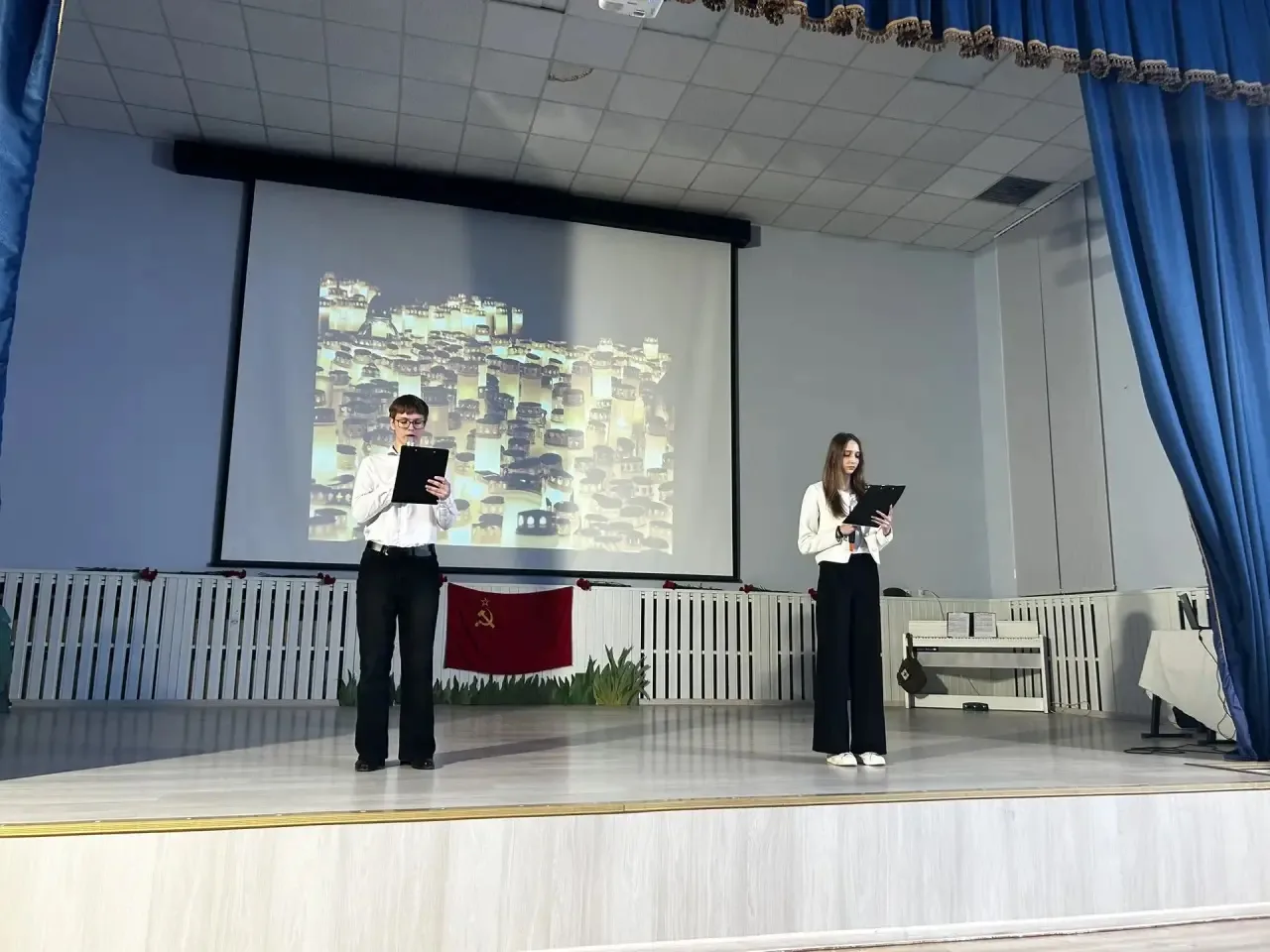 🕊️ Никто не забыт, ничего не забыто: в начальной школе прошёл концерт   👏🏻В преддверии Дня Победы в 