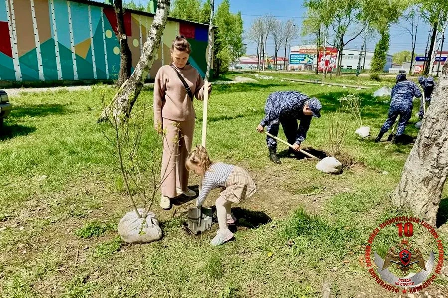 На Дальнем Востоке росгвардейцы приняли участие в высадке деревьев в городских парках   📢 В Бурятии 