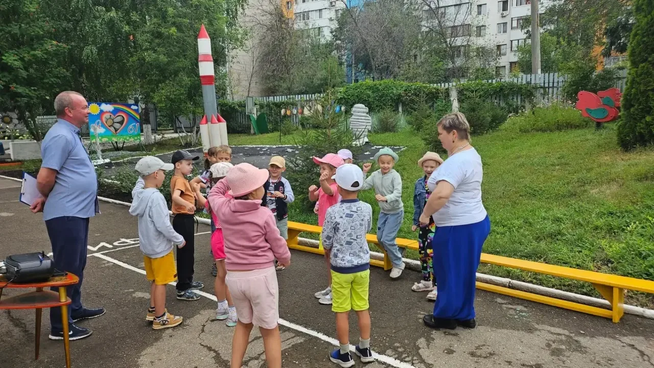 🎉 Музыкальное занятие на свежем воздухе — это всегда особенное настроение! 🎉

Сегодня в старшей гр