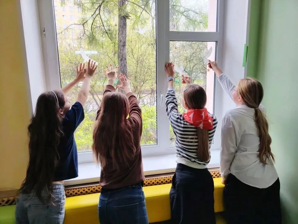 ОКНА ПОБЕДЫ   Ежегодно наши ребята  принимают участие во Всероссийской акции «Окна Победы» «Движения