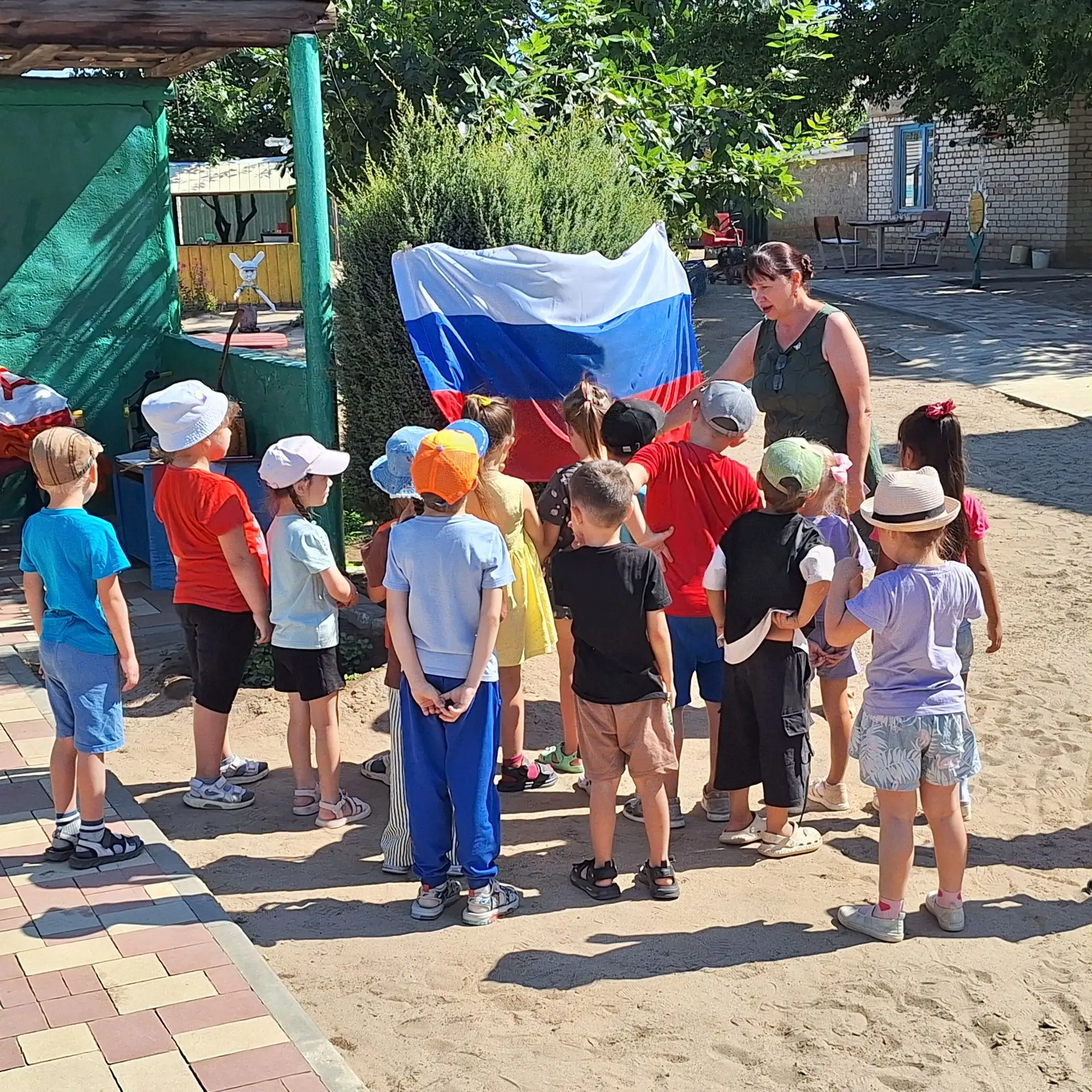 В преддверии празднования Дня Российского флага сотрудники Ленинского музея провели поз...