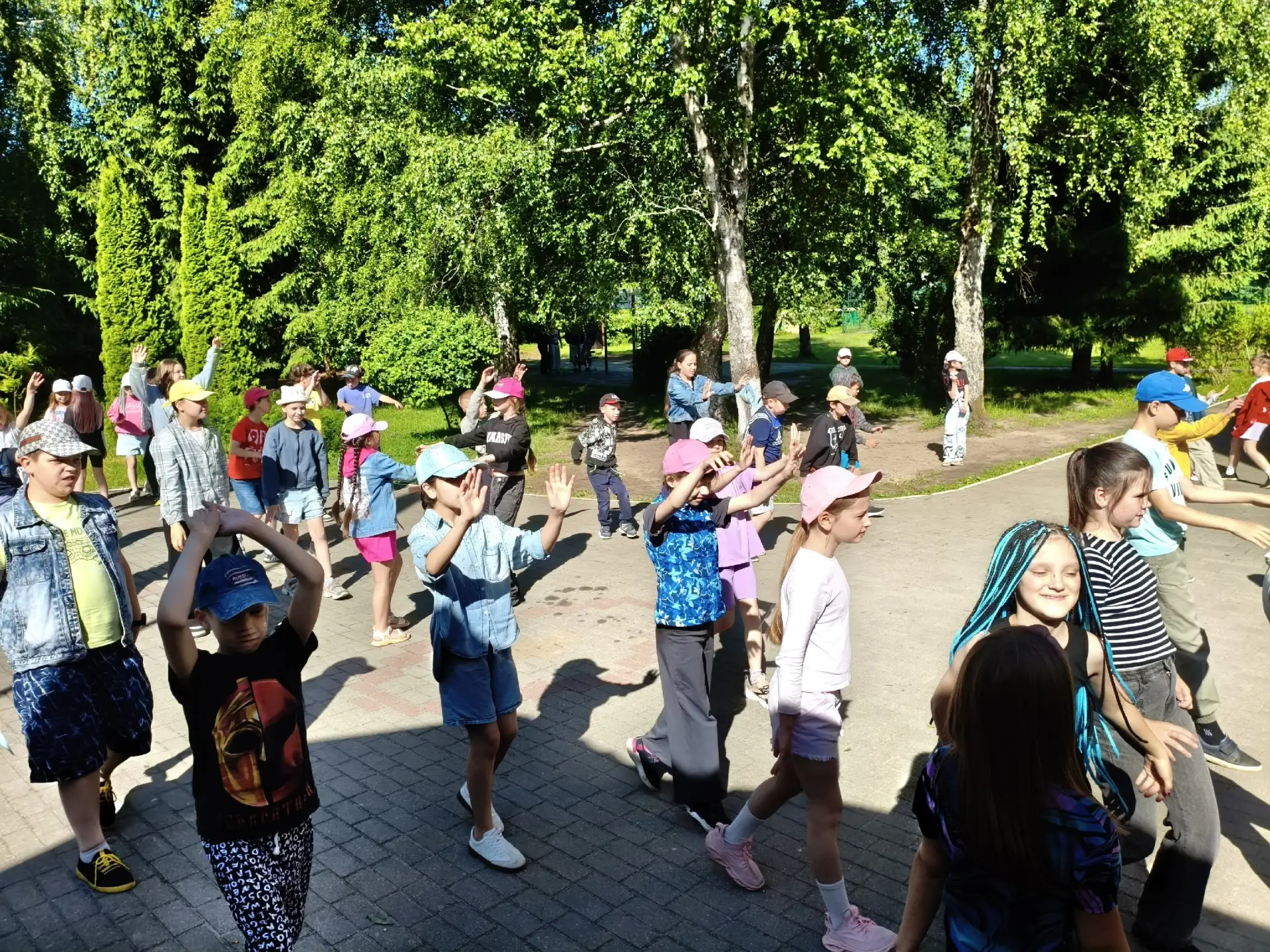 🌞 Наше утро в летнем лагере!

Утро в лагере — это всегда заряд бодрости, смеха и новых впечатлений!