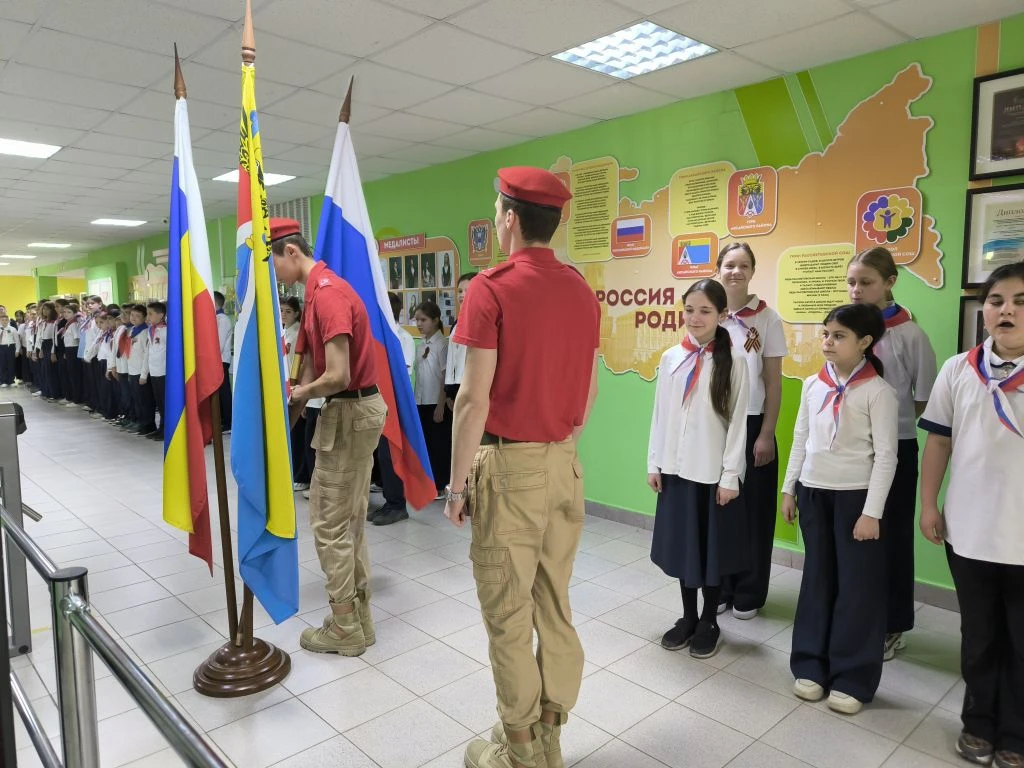 На этой неделе чести вынести флаг удостоилась юнармейцы 11в класса.  На традиционном построении учащ