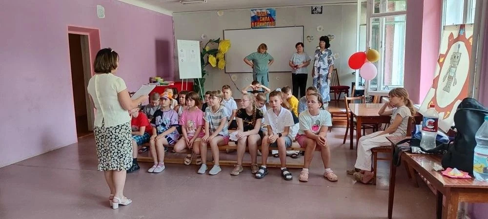 Сегодня сотрудники МБУ «Музей истории города Харцызска» посетили школьный лагерь с выставкой художес