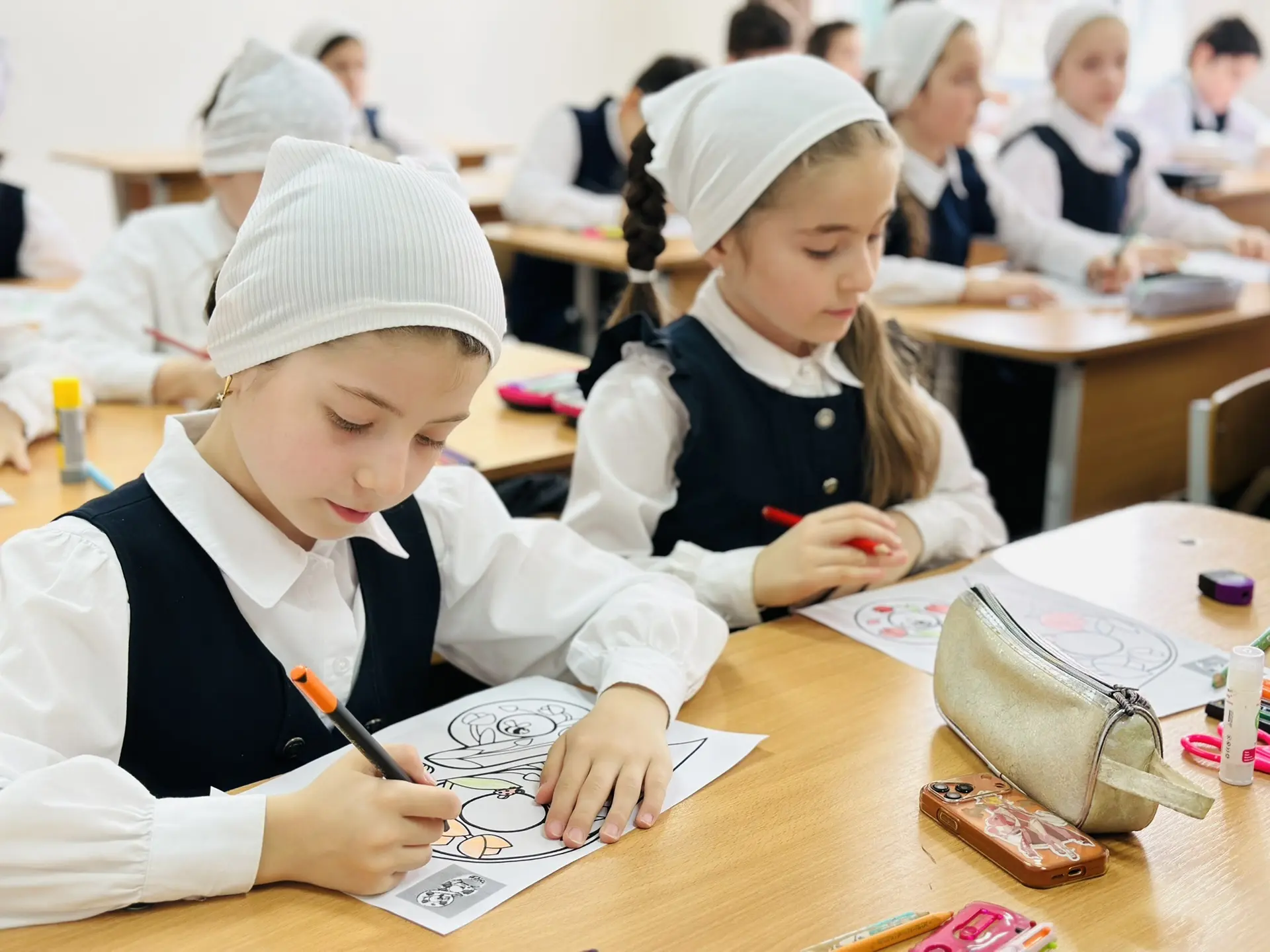 Творческое занятие в 2 «Б» классе к Международному женскому дню🌷  В рамках мероприятий, посвященных 