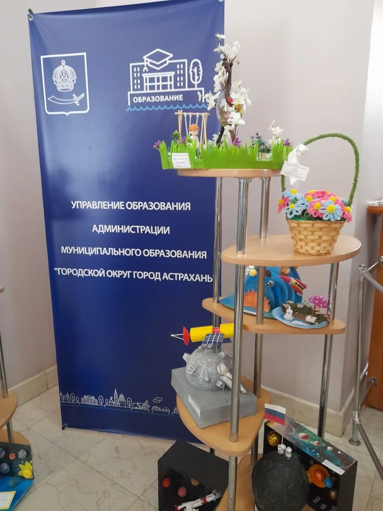 Выставка детских творческих работ и рисунков,посвященная темам космоса, Дню Победы и Международному 