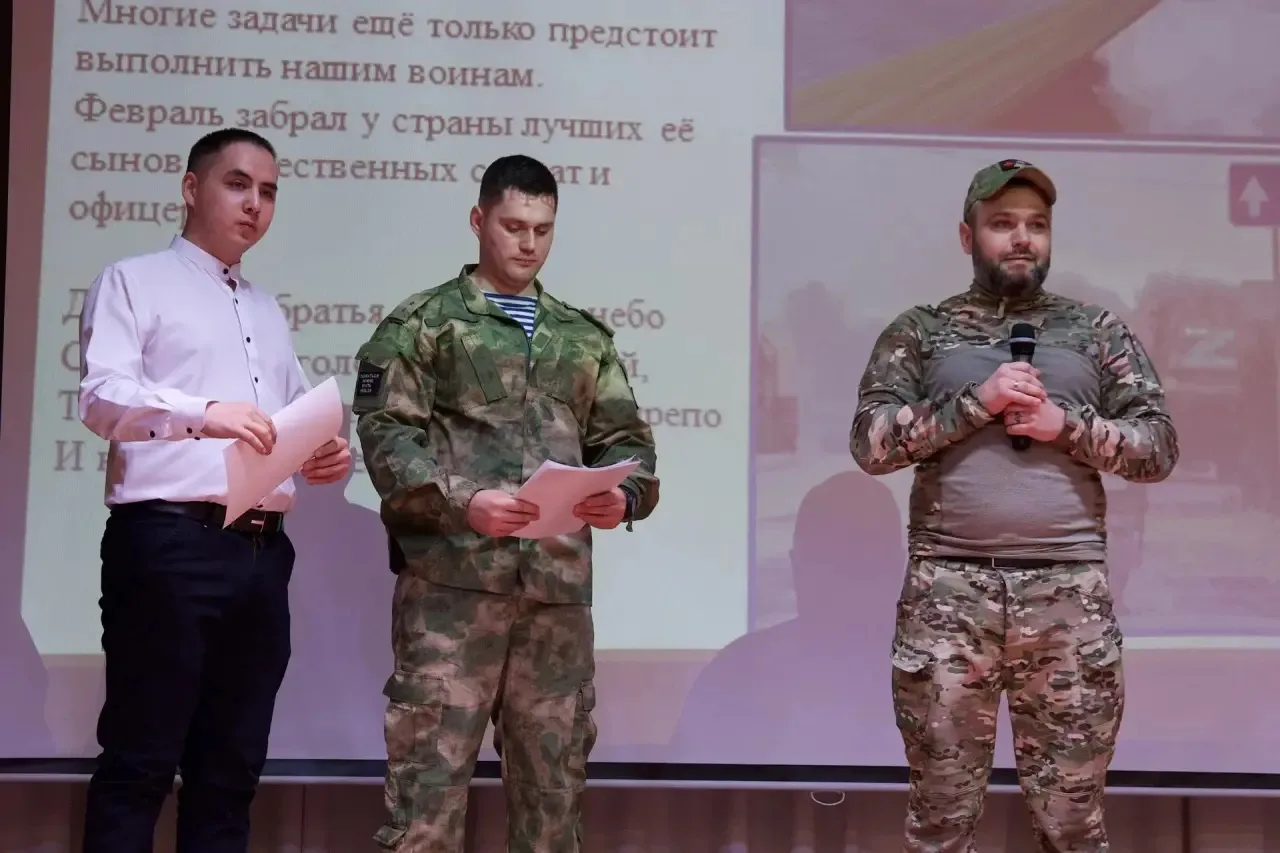УРОК МУЖЕСТВА: ВСТРЕЧА С ГЕРОЯМИ🇷🇺👏  В нашей состоялся Урок Мужества, посвященный специальной военно