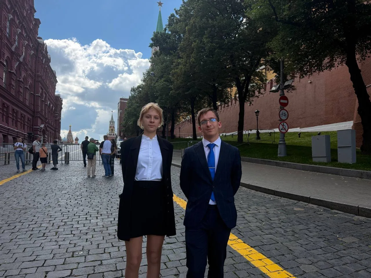 🇷🇺 Память объединяет поколения.

Более тысячи выпускников московских школ приняли участие в памятн