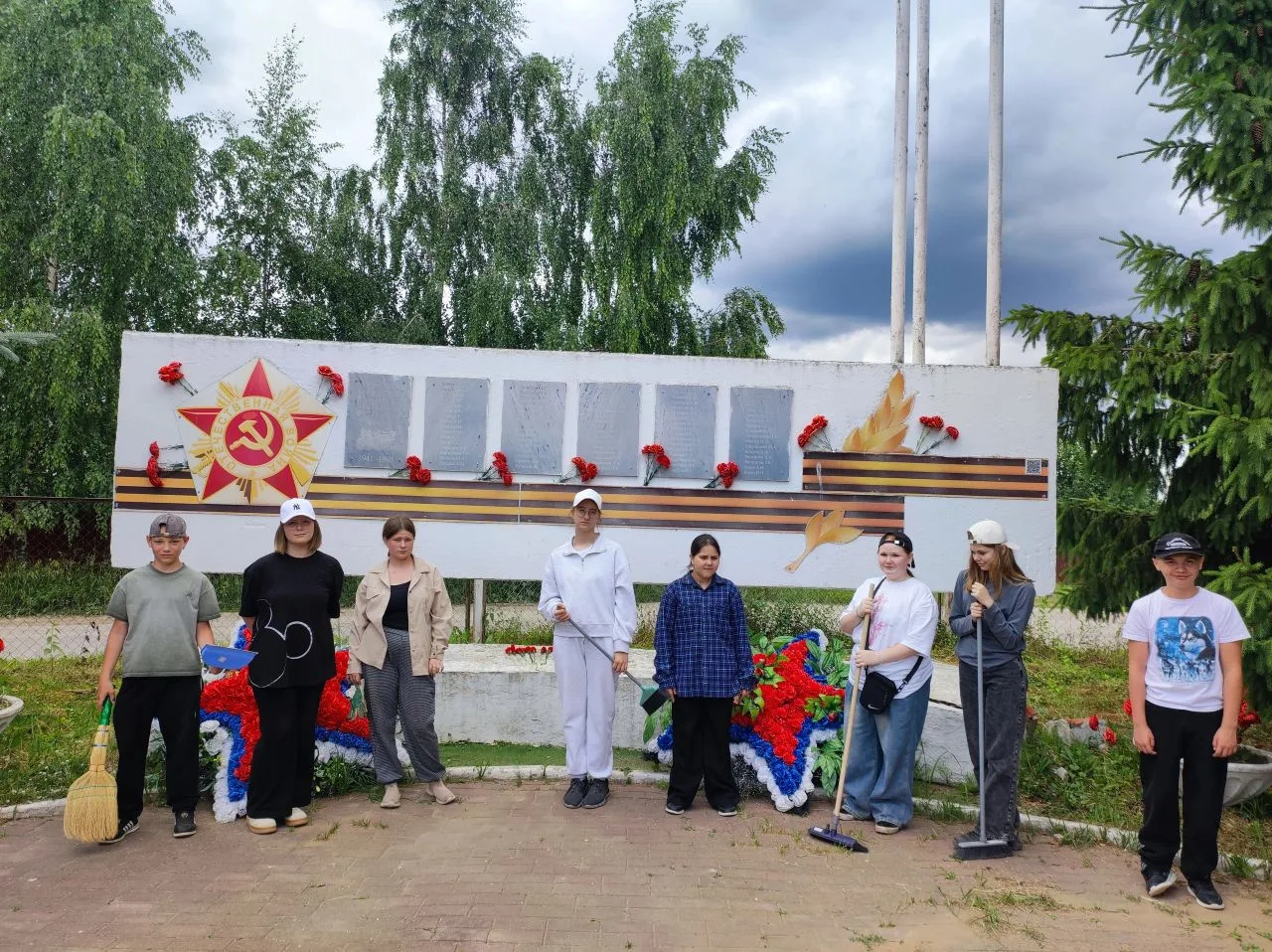 Сегодня учащиеся нашей школы с гордостью присоединились к всероссийской акции «Память, ...