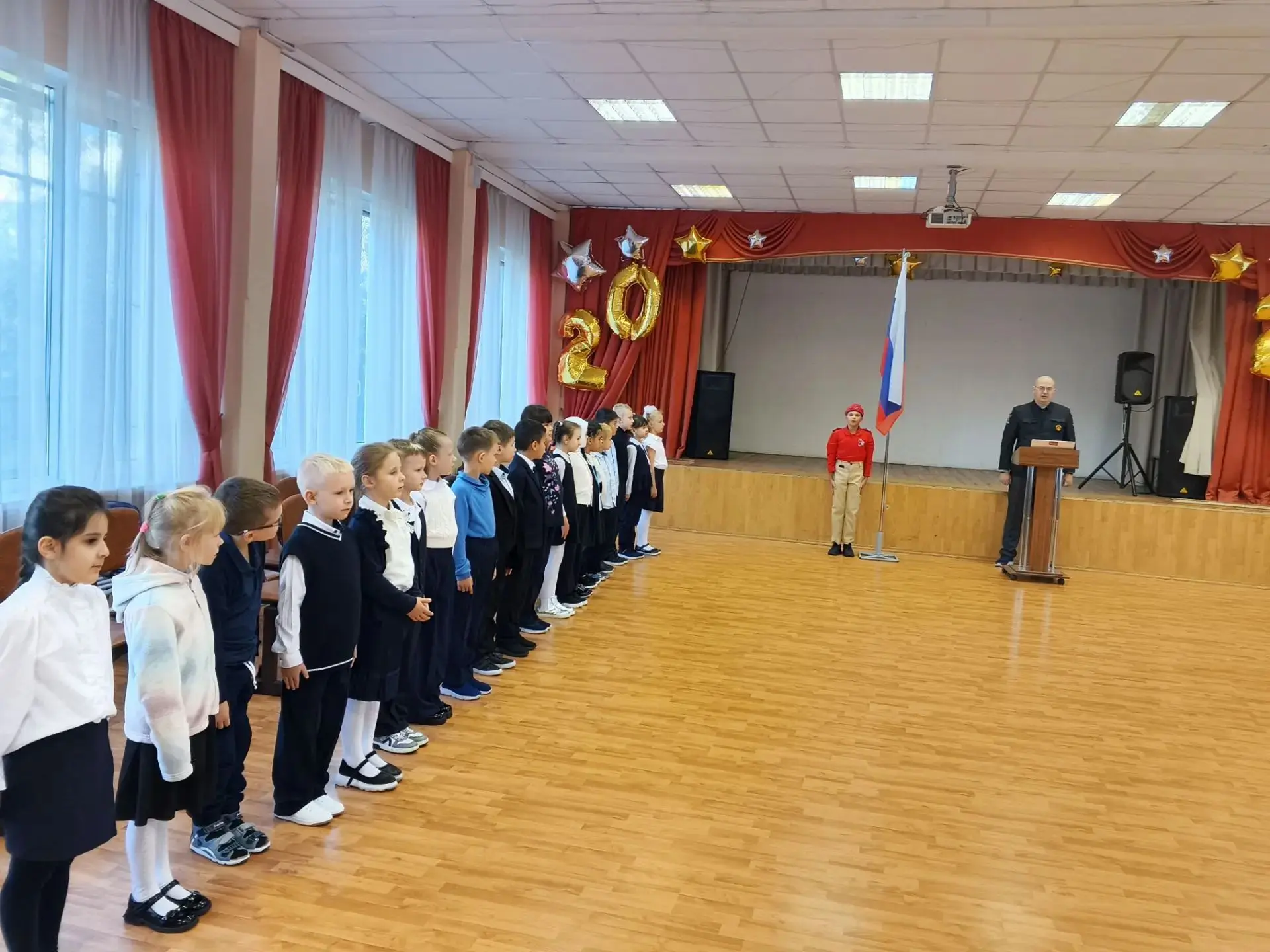 🇷🇺 В нашей школе состоялась первая торжественная церемония поднятия Государственного ...