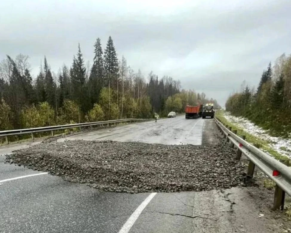Карстовый провал на дороге Полазна — Чусовой в Пермском крае засыпали примерно 500 тонн...