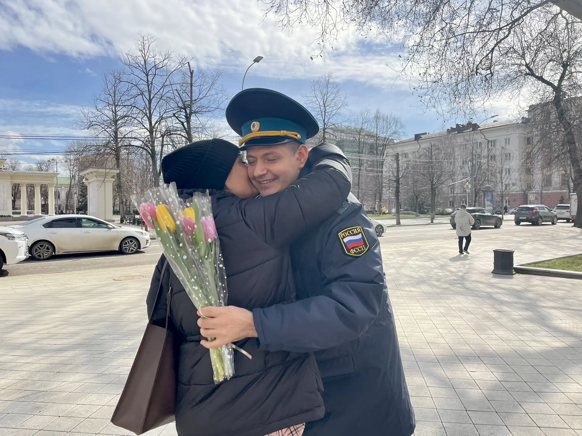 «Вам, любимые!»: судебные приставы Кубани подарили женщинам тюльпаны и мимозу в преддверии 8 Марта 💐