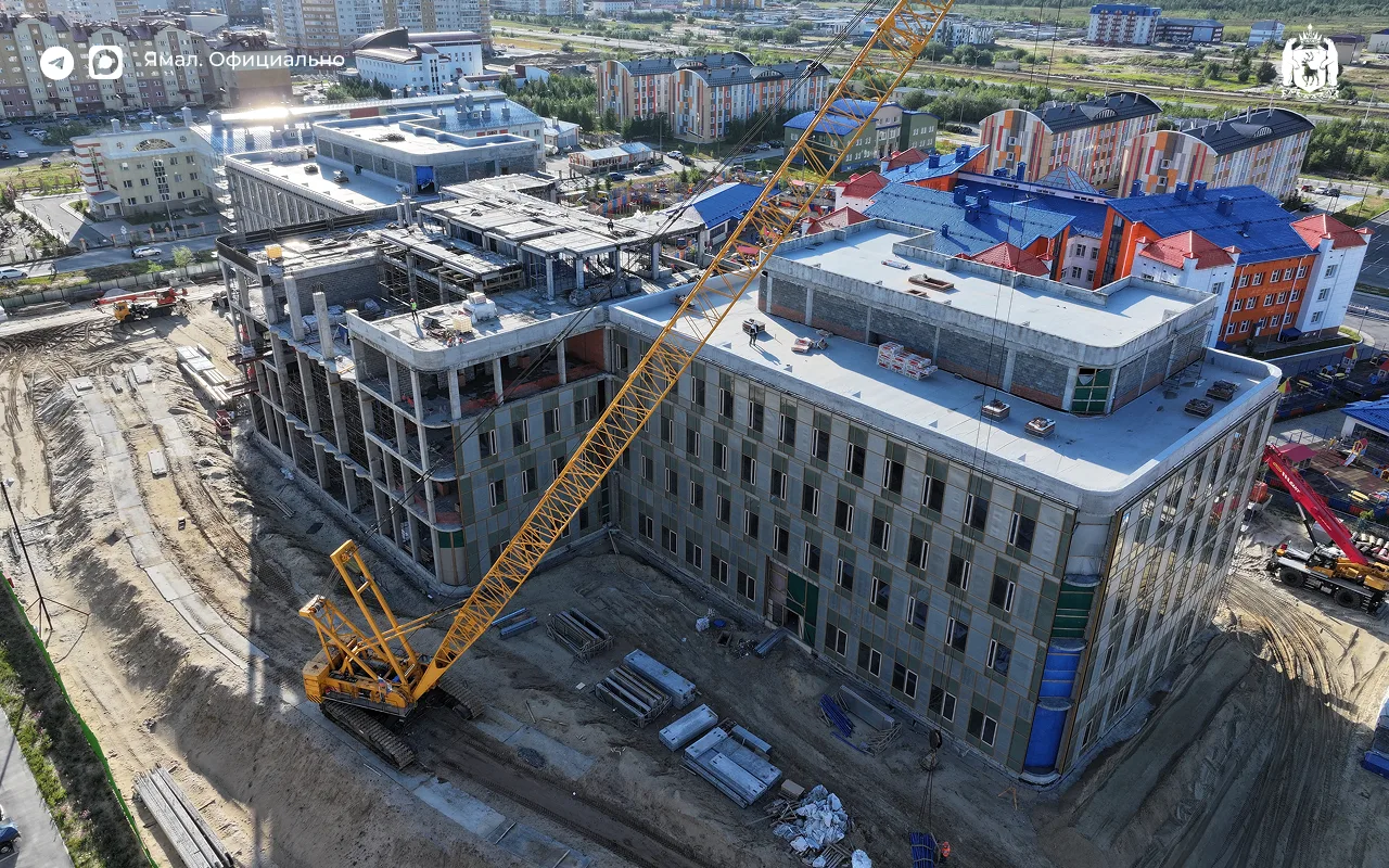 В Новом Уренгое строят новую взрослую поликлинику