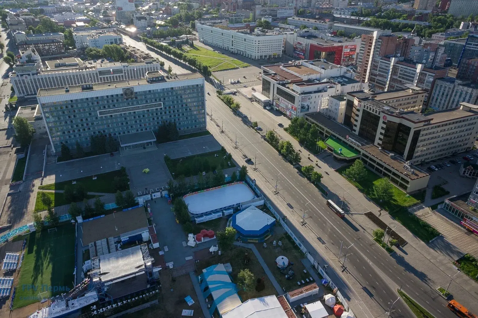 Законодательное собрание Пермского края ("Дом Советов"). 
Справа - здание "Лукойл-Пермь", 2013 год.