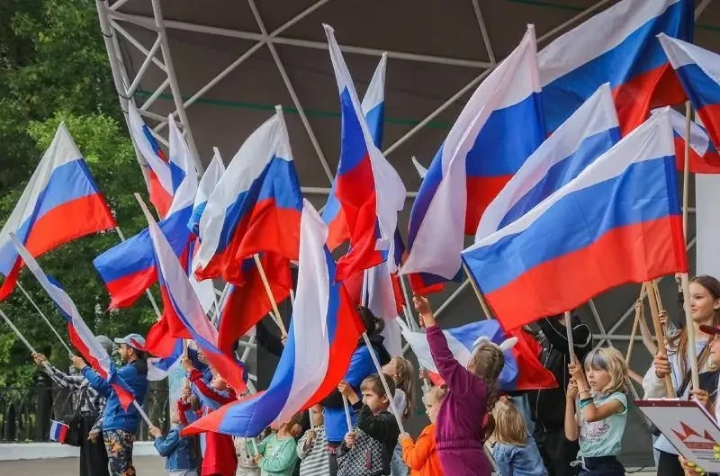Дорогие рыбинцы, с Днём России! Этот праздник объединяет всех нас — огромную страну с в...